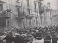 Anonimo. Gente al balcone festeggia la liberazione,1945
